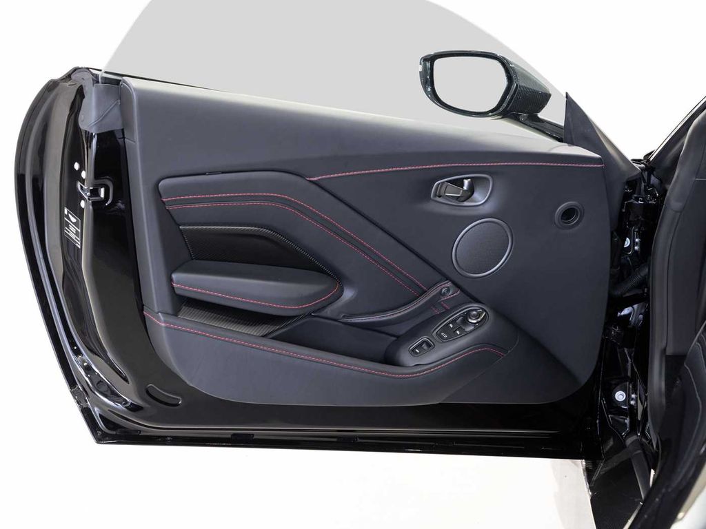 Aston Martin V12 Vantage 2023