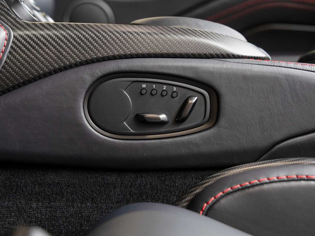 Aston Martin V12 Vantage 2023