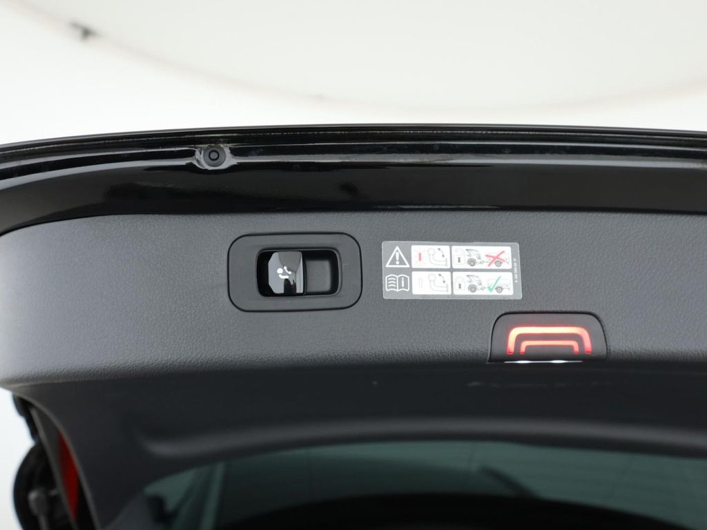 Mercedes-Benz C 300 2025