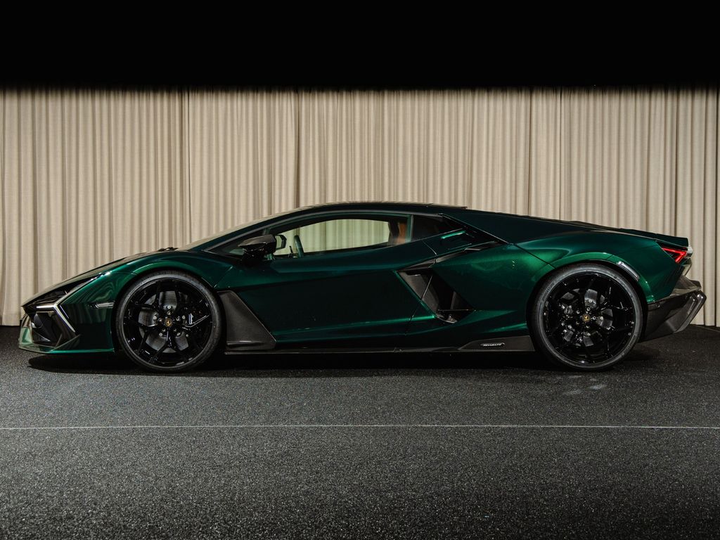 Lamborghini Revuelto 2025