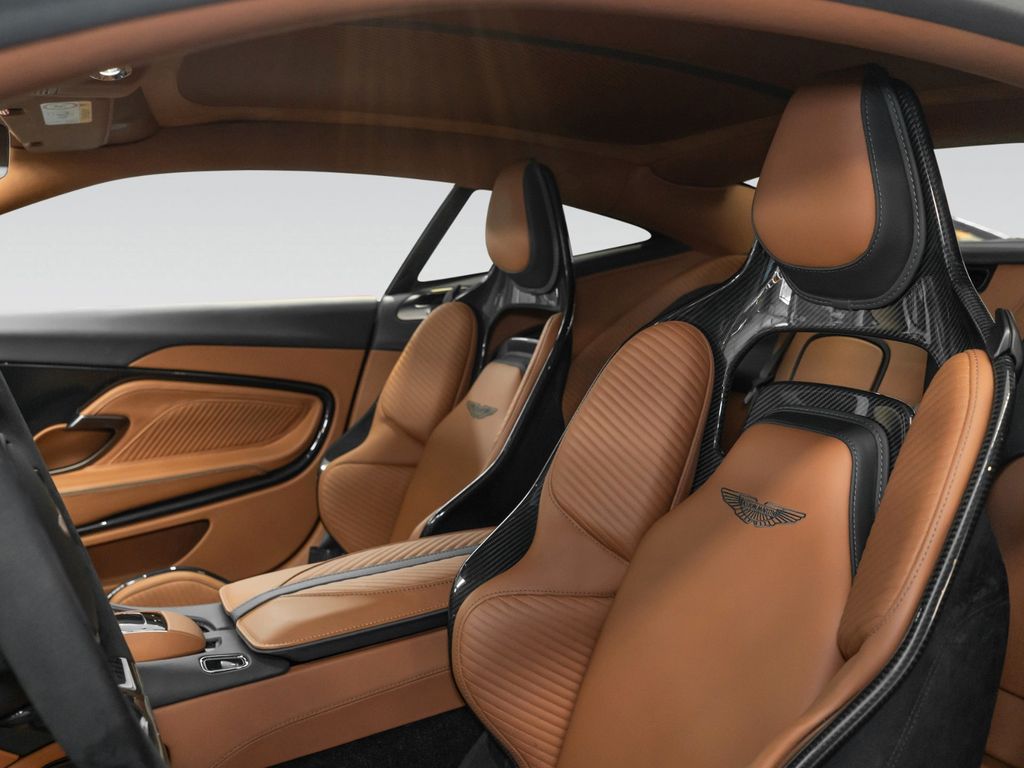 Aston Martin DBS 2024