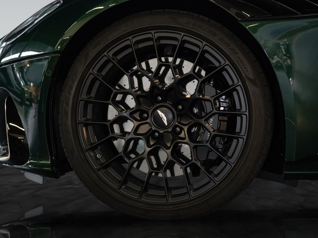 Aston Martin DBS 2024