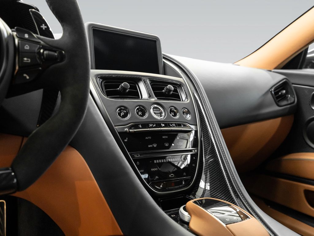 Aston Martin DBS 2024