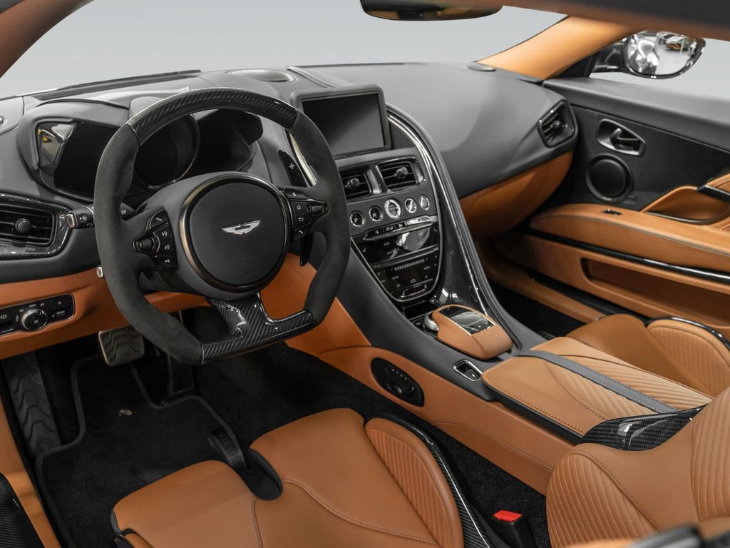 Aston Martin DBS 2024