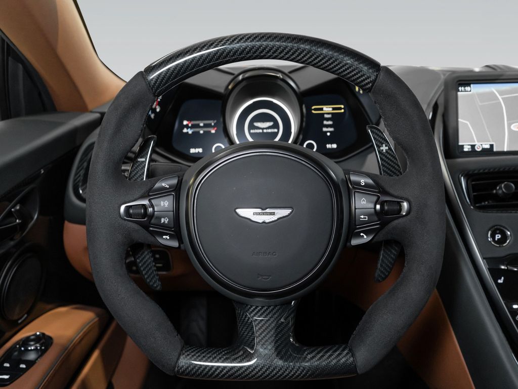 Aston Martin DBS 2024