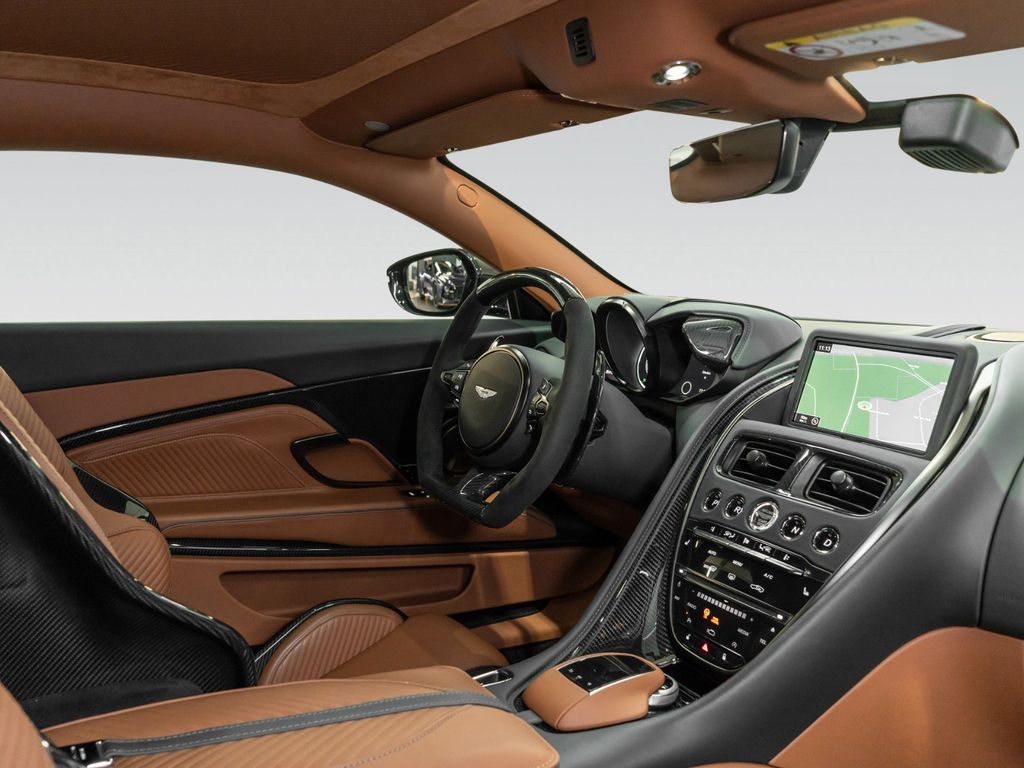 Aston Martin DBS 2024