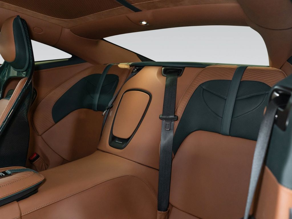 Aston Martin DBS 2024