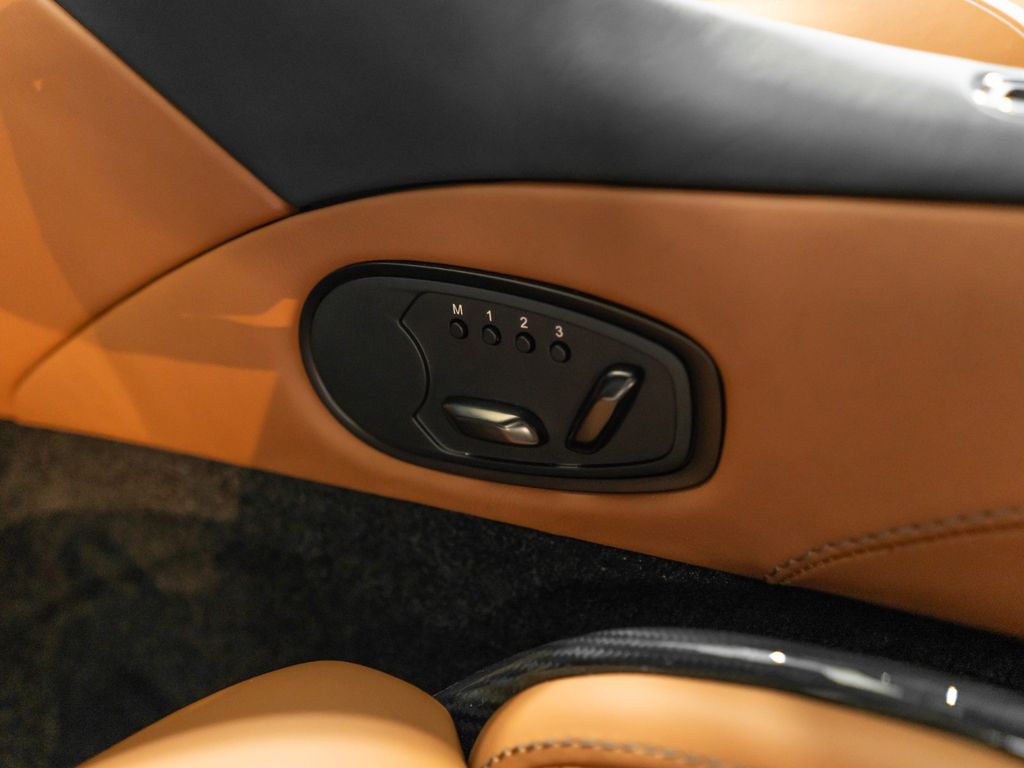 Aston Martin DBS 2024