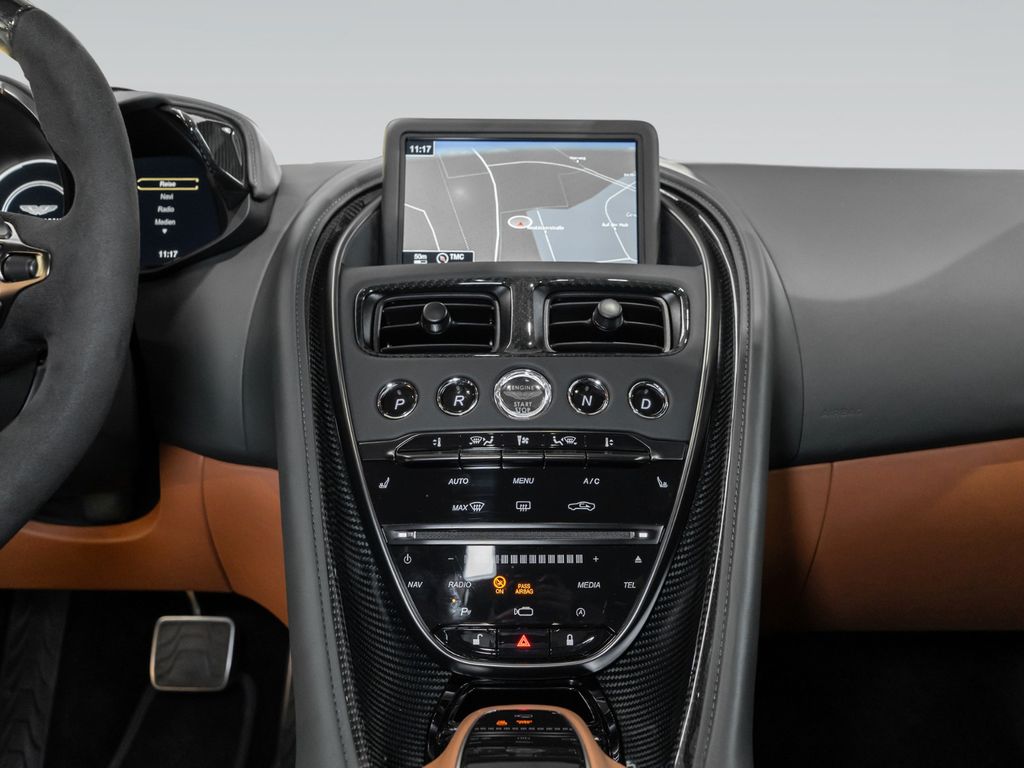 Aston Martin DBS 2024