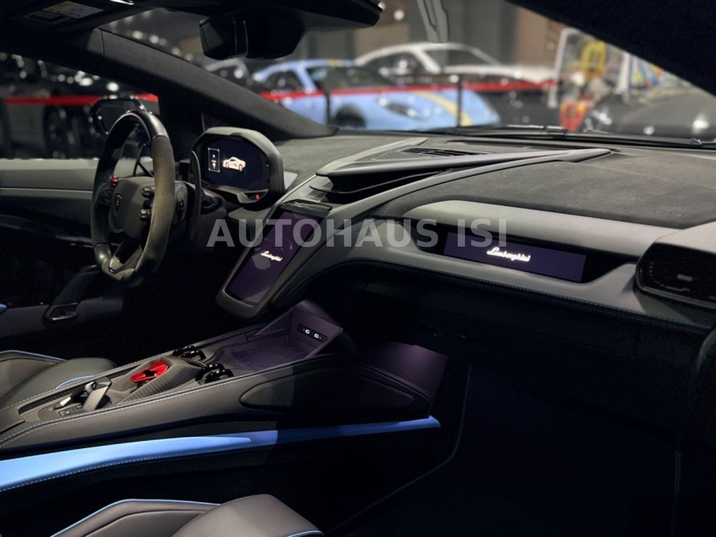 Lamborghini Revuelto 2025