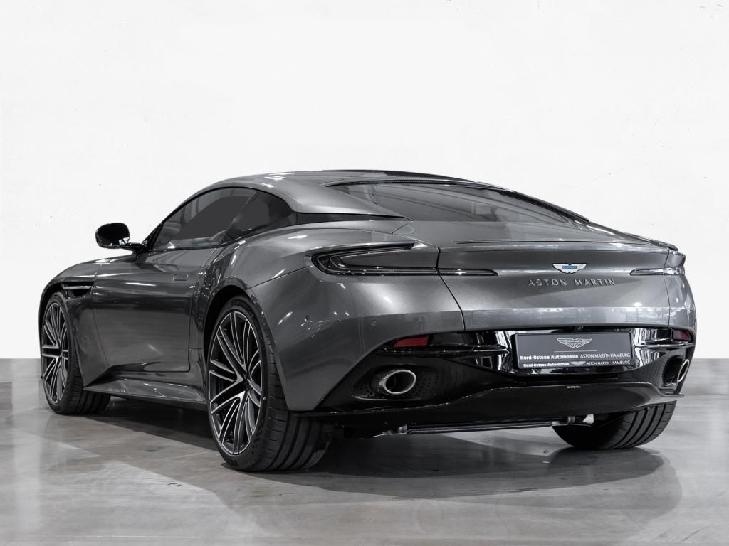 Aston Martin DB12 2025