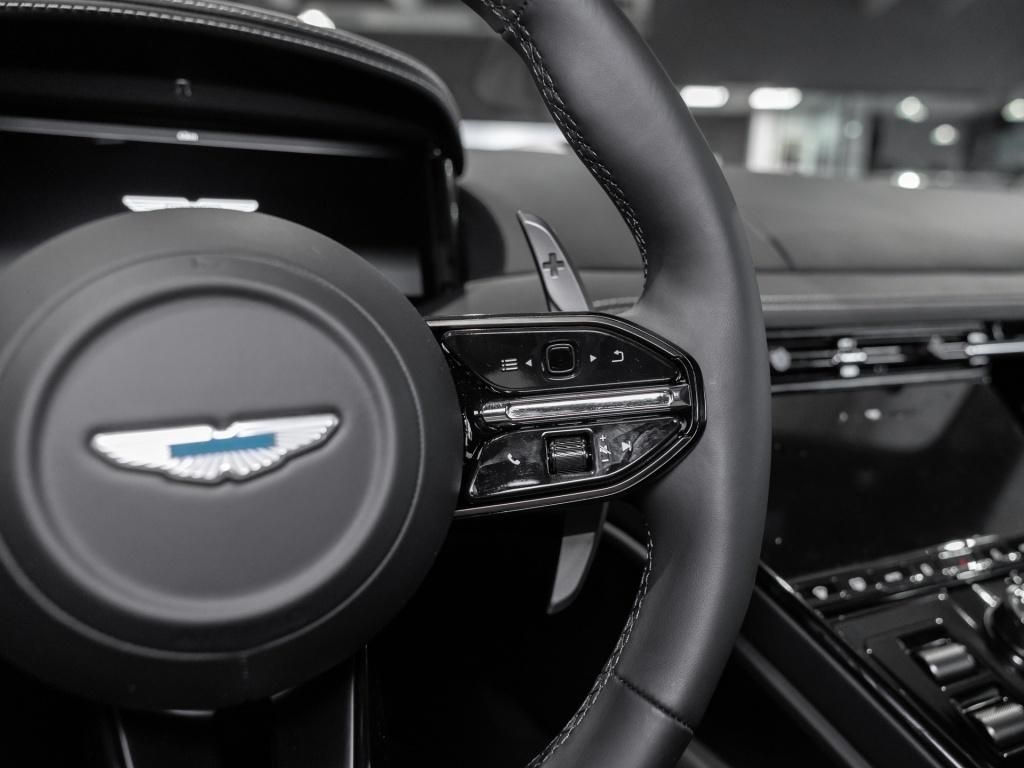 Aston Martin DB12 2025