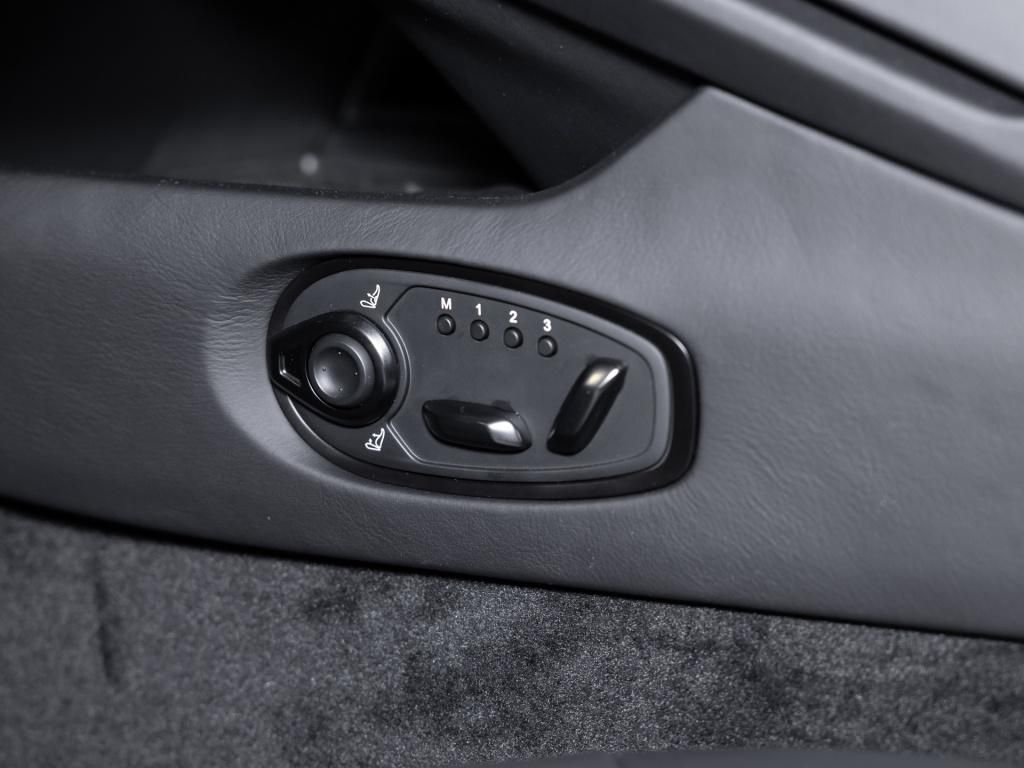 Aston Martin DB12 2025