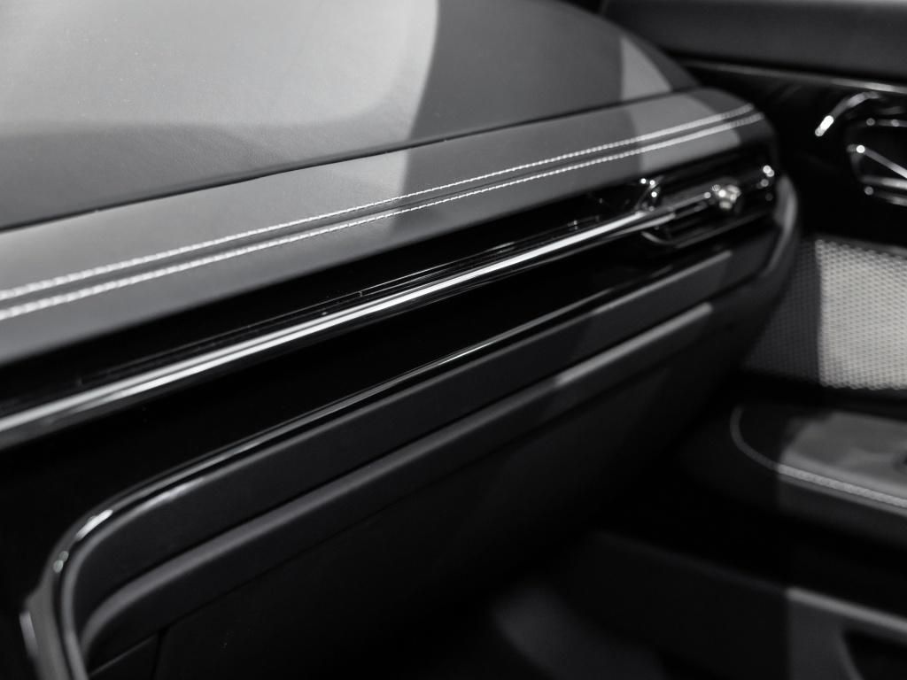 Aston Martin DB12 2025