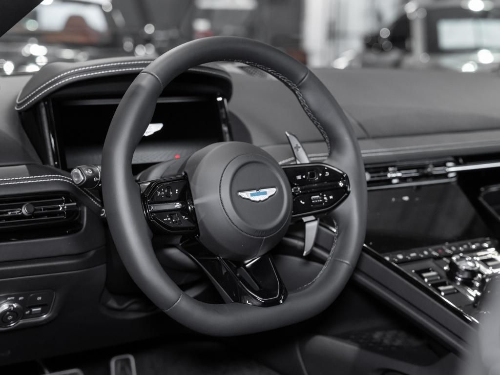 Aston Martin DB12 2025