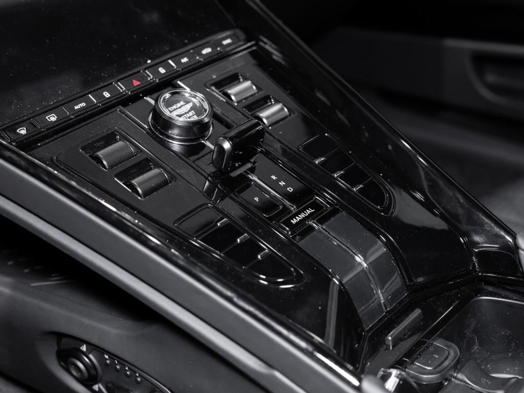 Aston Martin DB12 2025