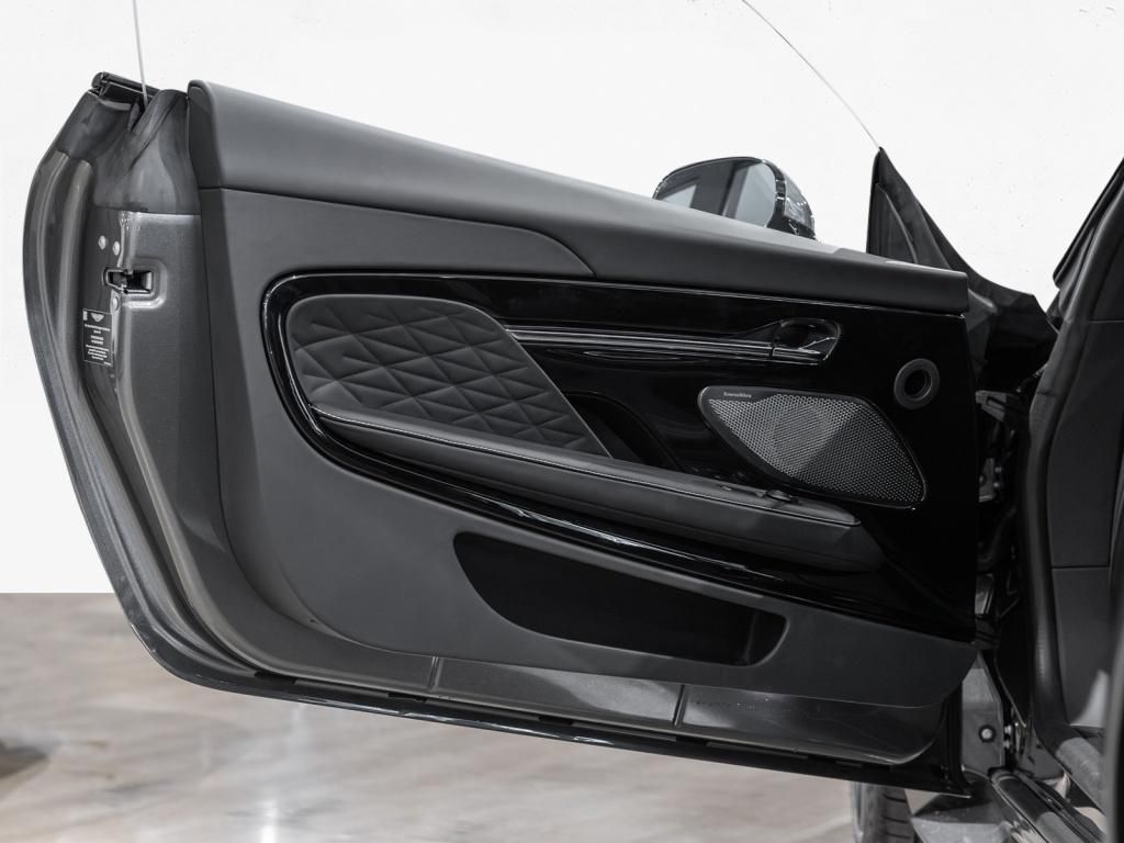 Aston Martin DB12 2025