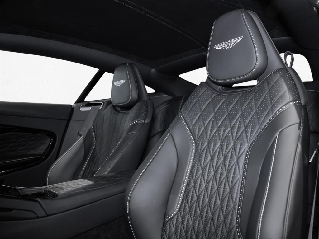 Aston Martin DB12 2025