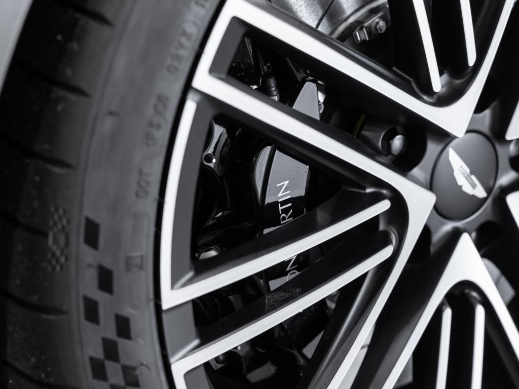 Aston Martin DB12 2025