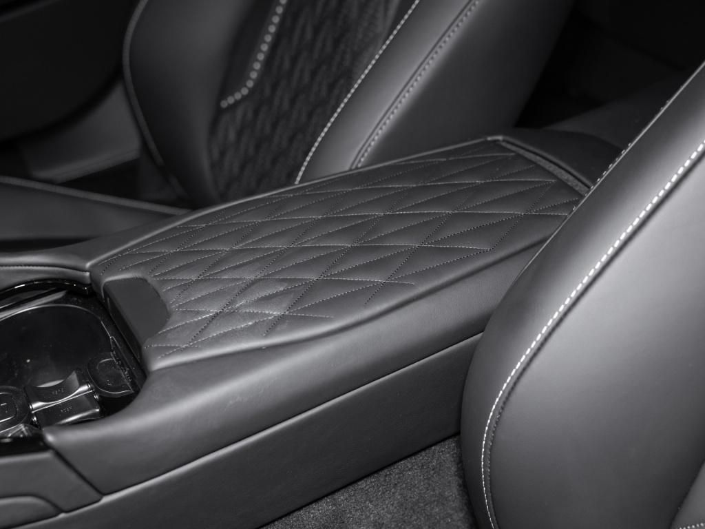 Aston Martin DB12 2025