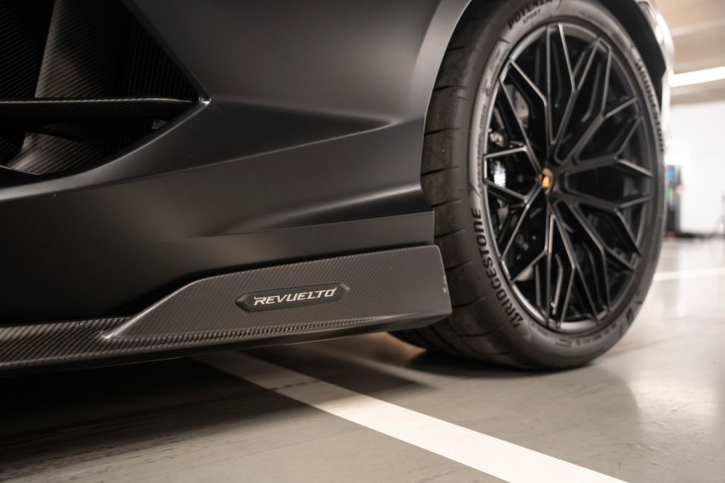 Lamborghini Revuelto 2024