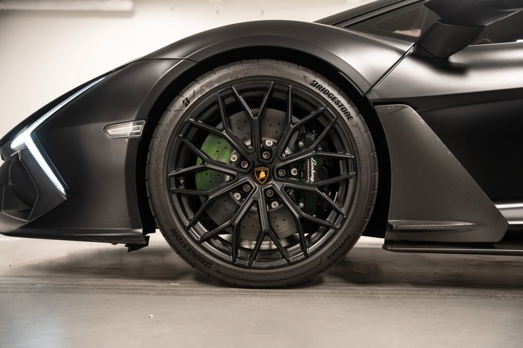 Lamborghini Revuelto 2024