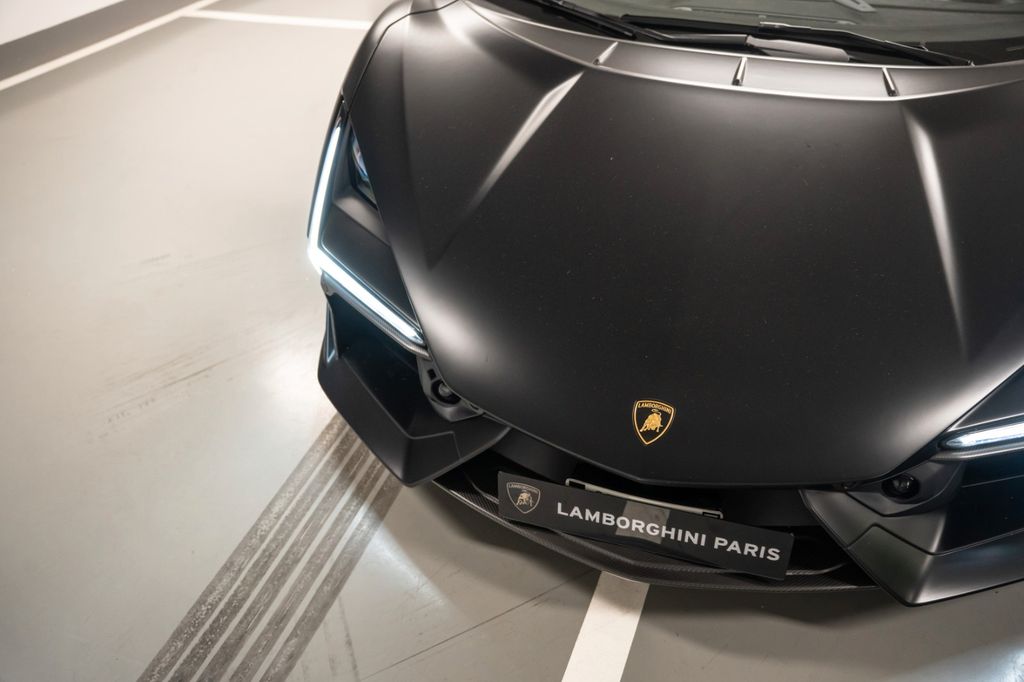 Lamborghini Revuelto 2024