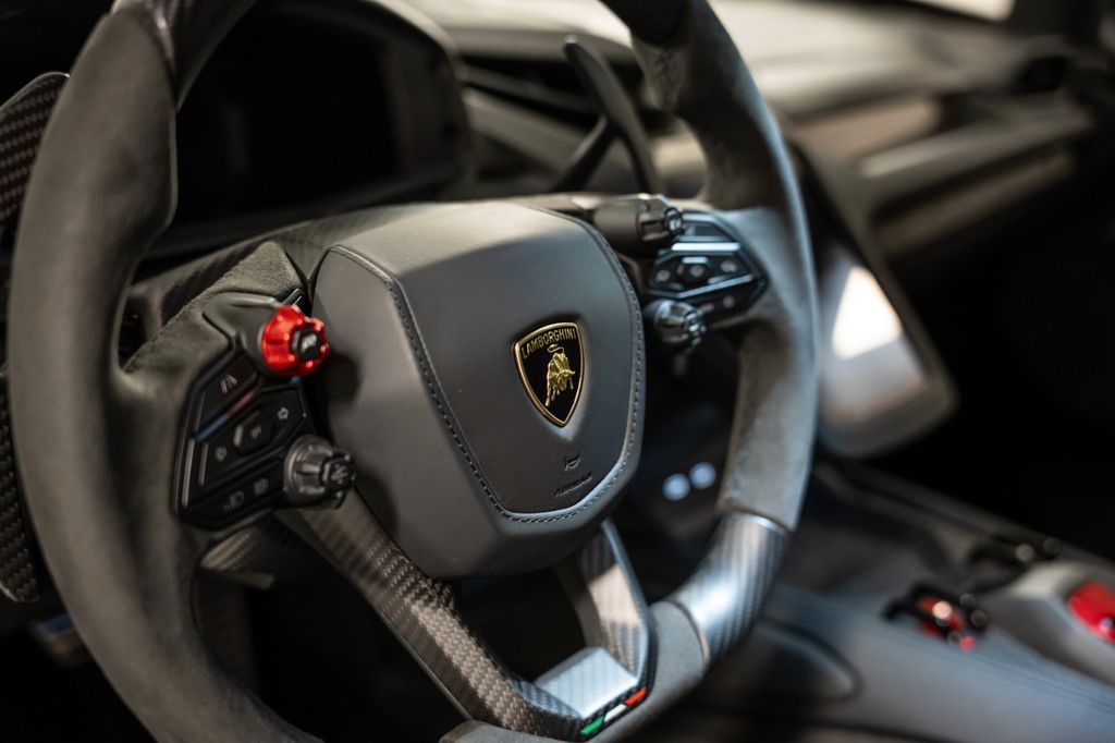 Lamborghini Revuelto 2024