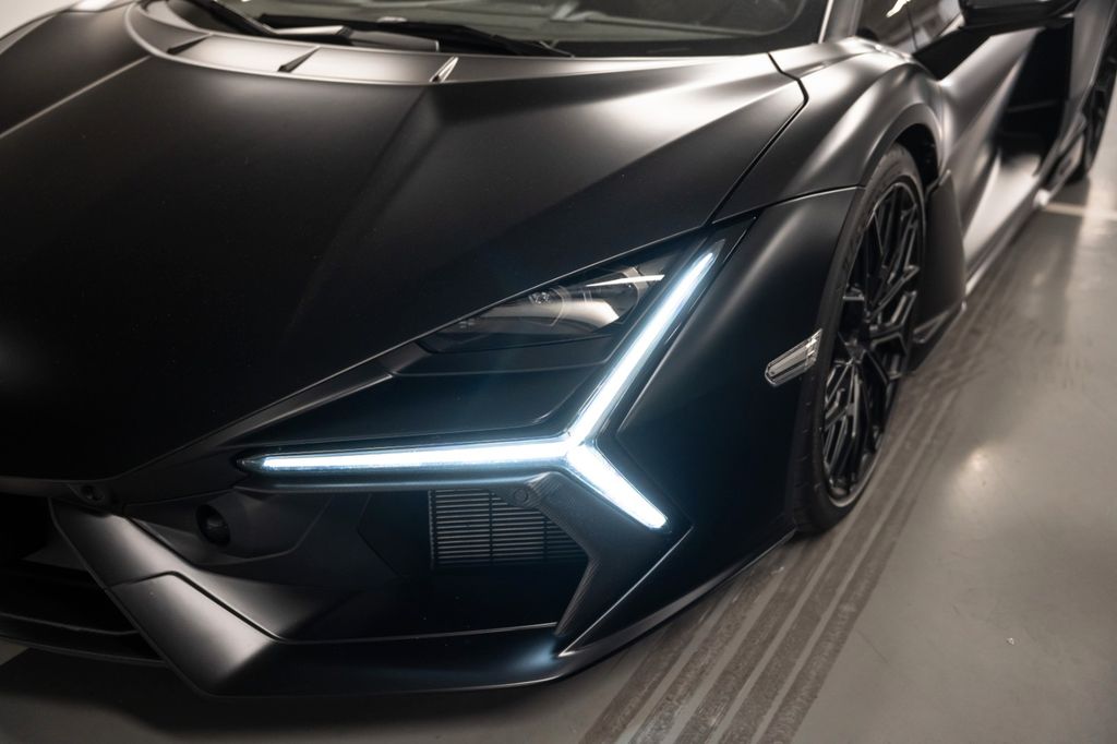 Lamborghini Revuelto 2024