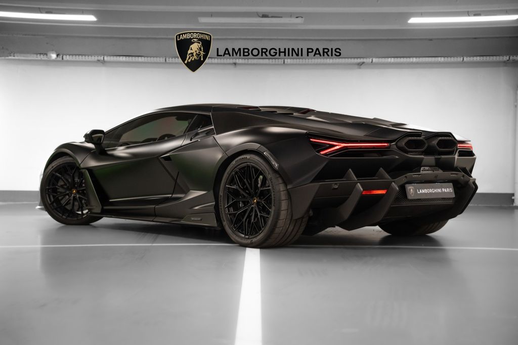 Lamborghini Revuelto 2024