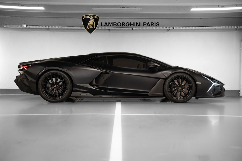 Lamborghini Revuelto 2024