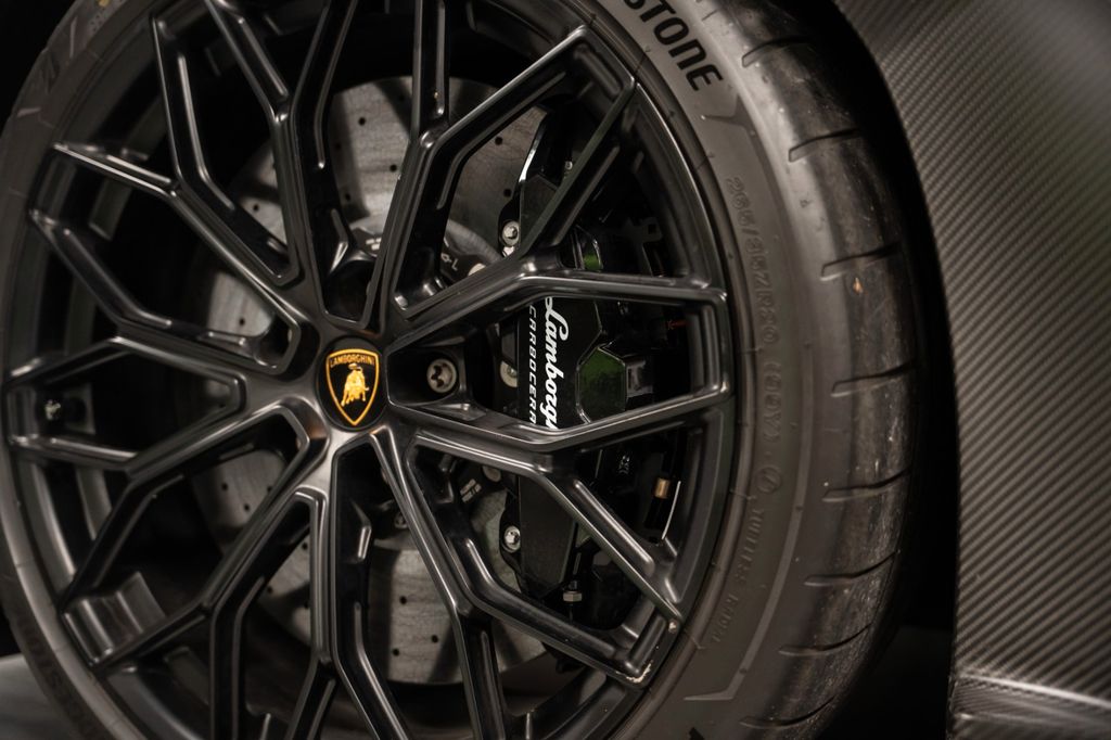 Lamborghini Revuelto 2024