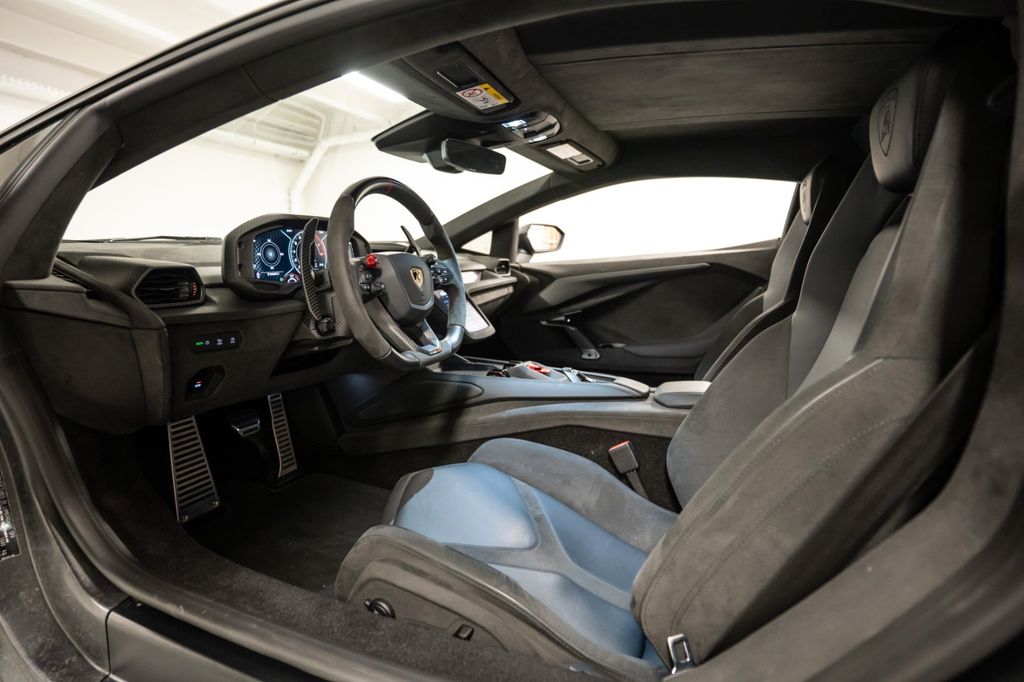 Lamborghini Revuelto 2024