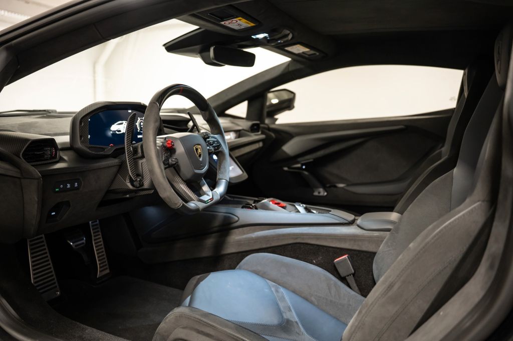 Lamborghini Revuelto 2024