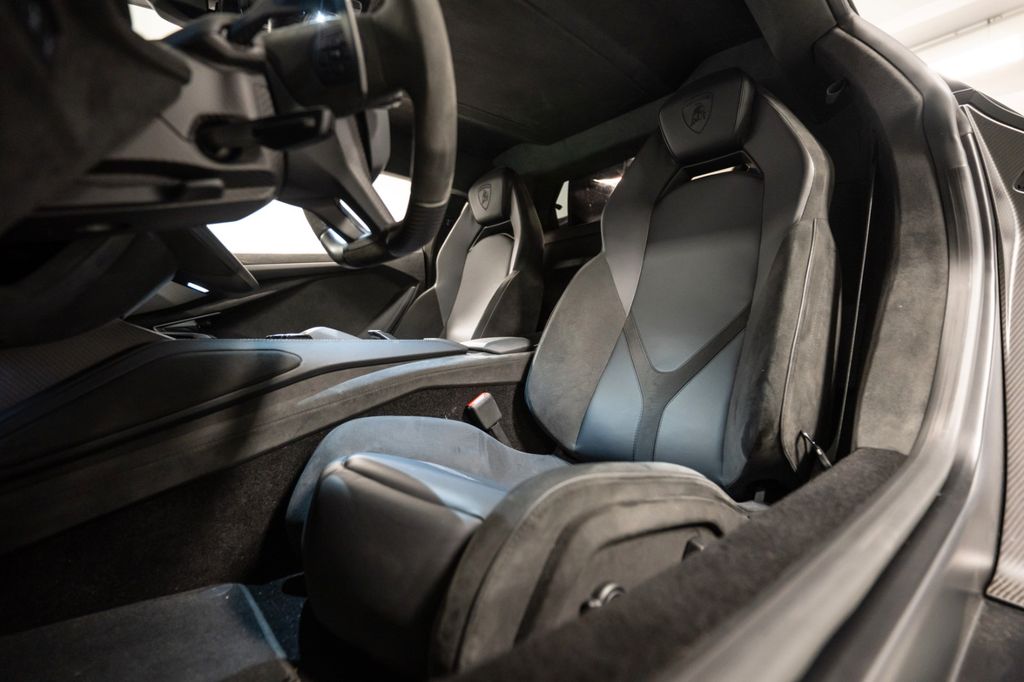 Lamborghini Revuelto 2024