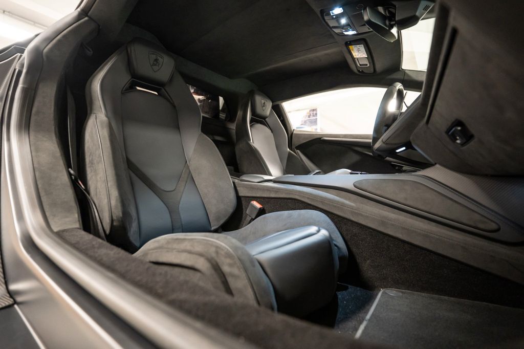 Lamborghini Revuelto 2024