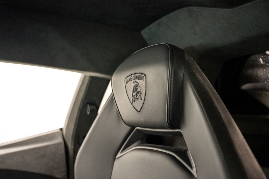 Lamborghini Revuelto 2024