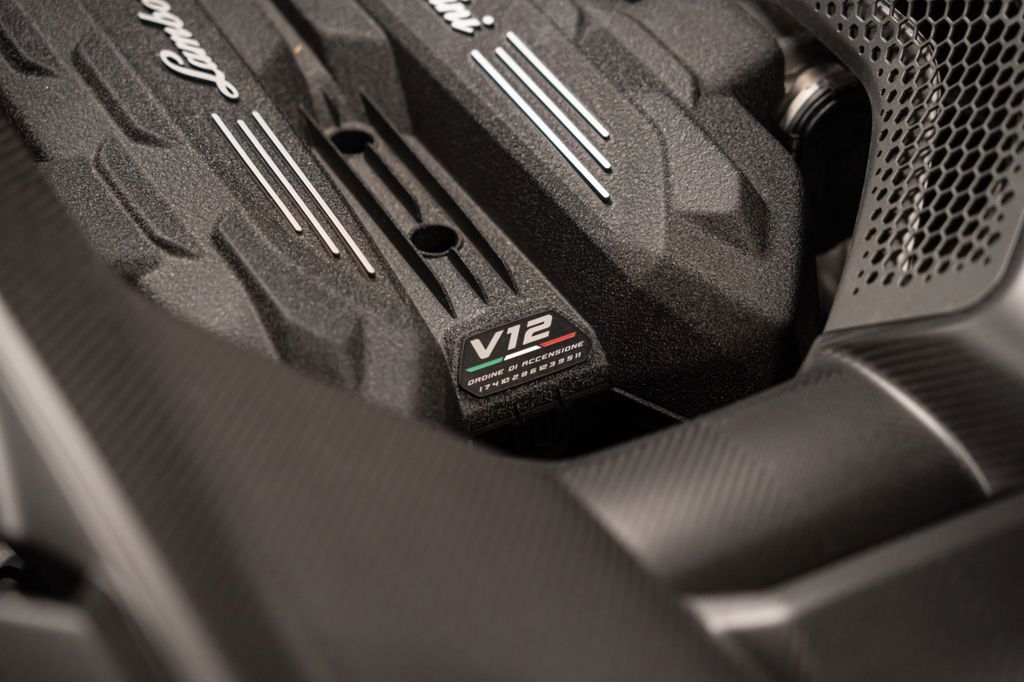 Lamborghini Revuelto 2024