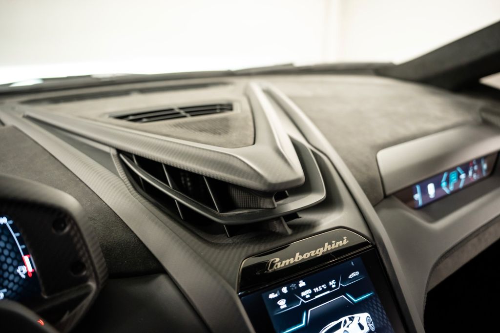 Lamborghini Revuelto 2024