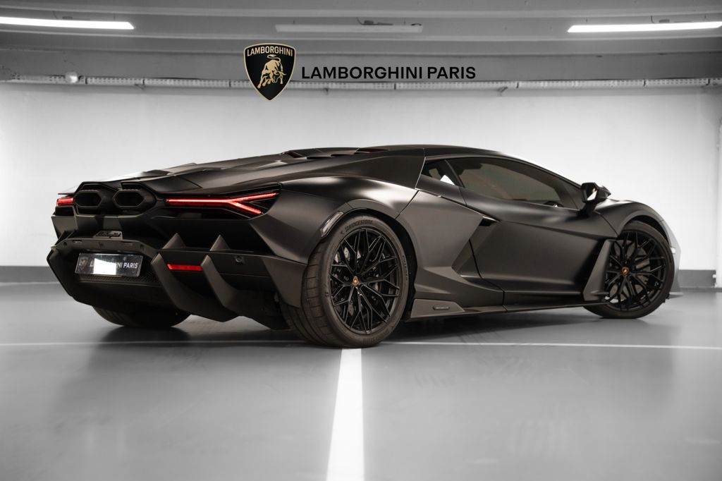 Lamborghini Revuelto 2024