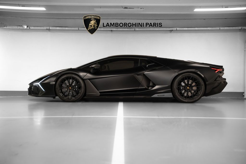 Lamborghini Revuelto 2024