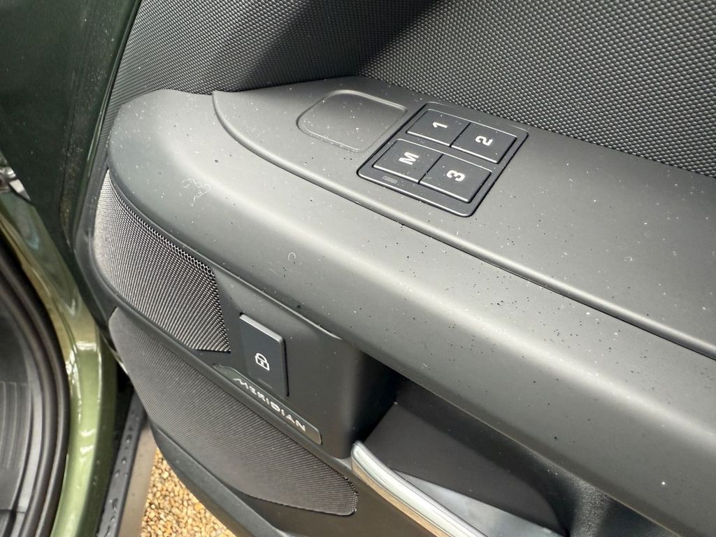 Land Rover Defender 2026