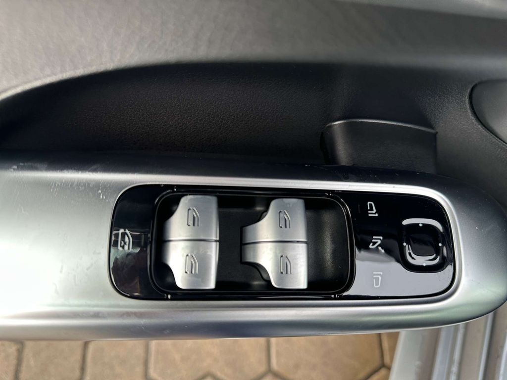 Mercedes-Benz C 200 2025