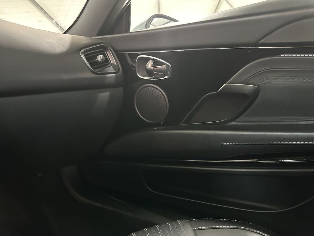 Aston Martin DB11 2018