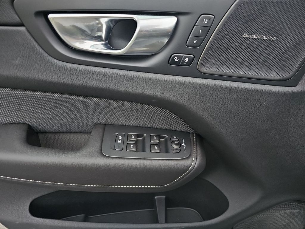 Volvo XC60 2025