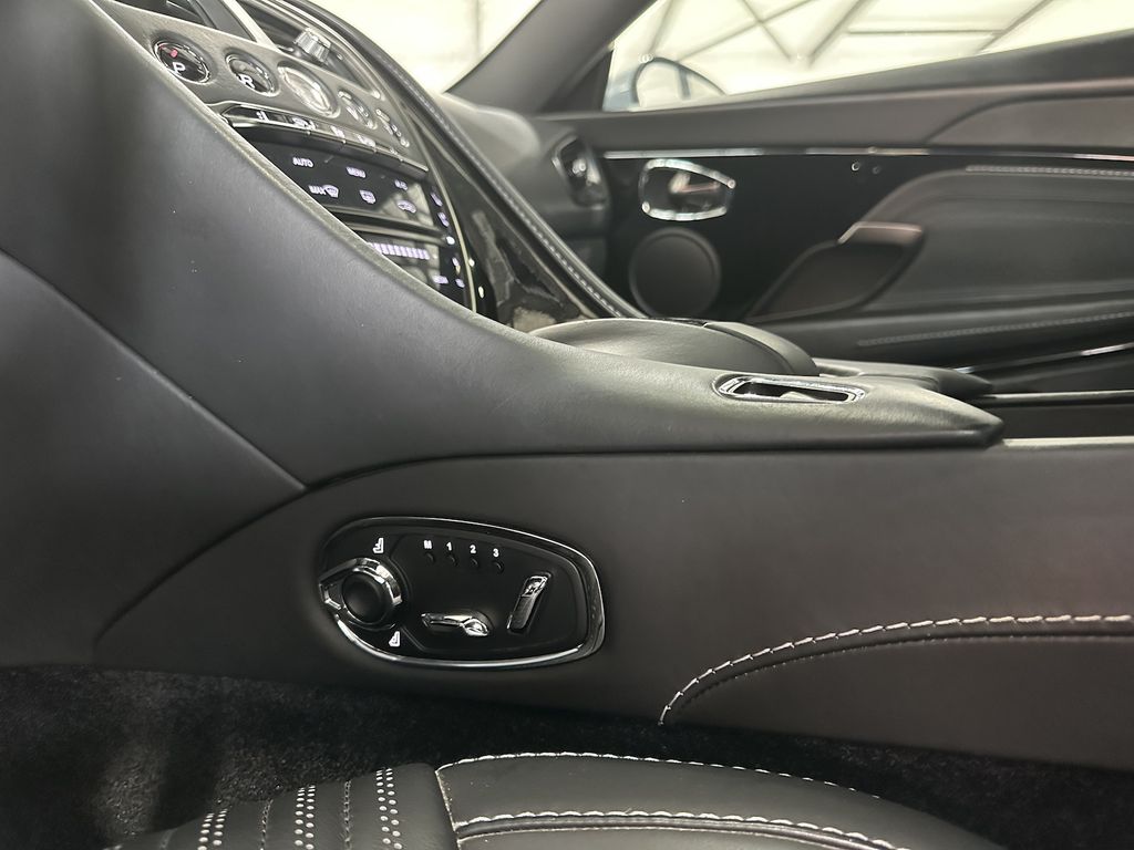 Aston Martin DB11 2018