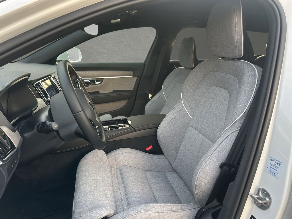 Volvo V90 2025