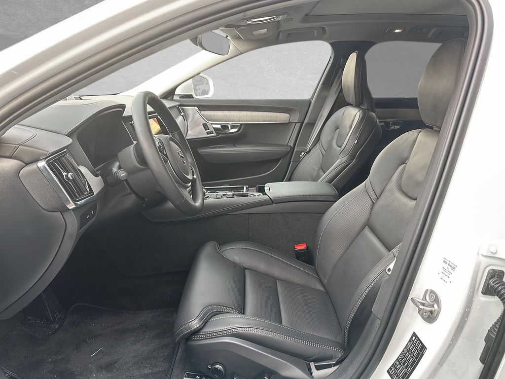 Volvo V90 2025