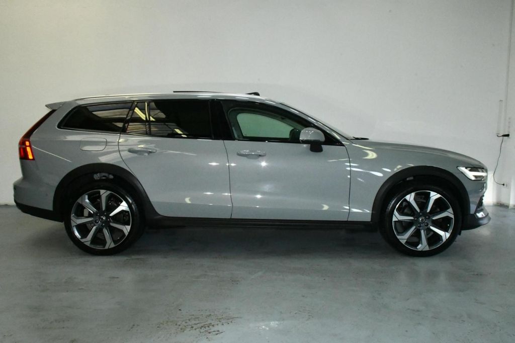 Volvo V60 Cross Country 2023