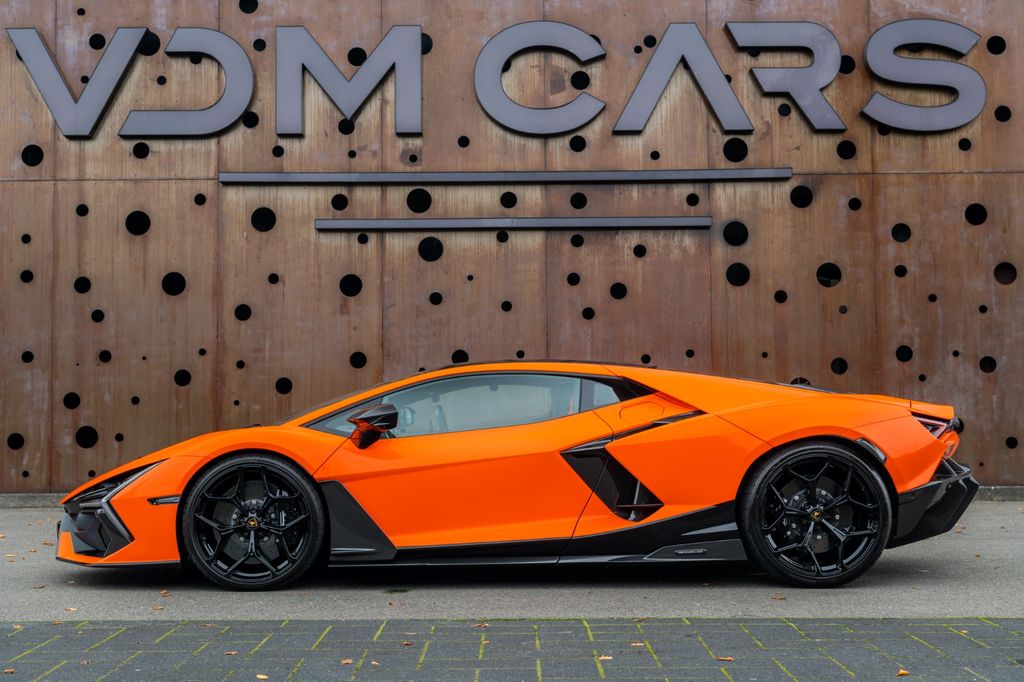 Lamborghini Revuelto 2025